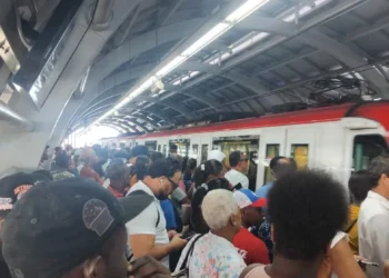 Largas filas continúan por suspensión del servicio del Metro en Villa Mella