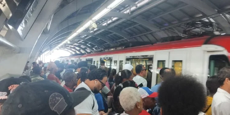 Largas filas continúan por suspensión del servicio del Metro en Villa Mella