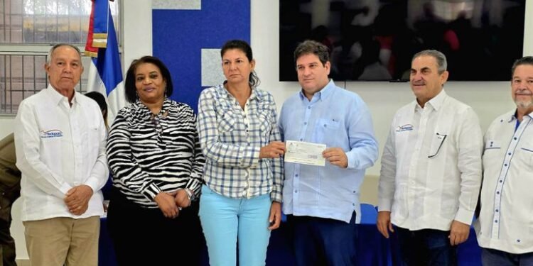 Gobierno entrega RD$80 millones a productores porcinos del Cibao Central afectados por la peste porcina africana