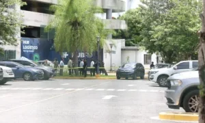 Hombre se lanza desde cuarto nivel del parqueo de Ágora Mall El País