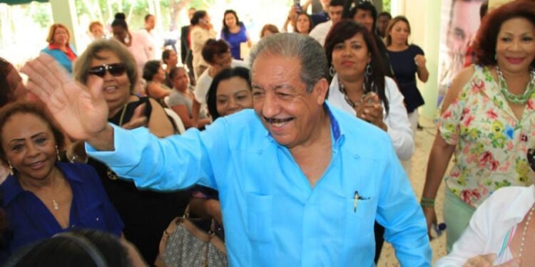 Inicia cortejo fúnebre de Fello Suberví con tributos institucionales en su honor
