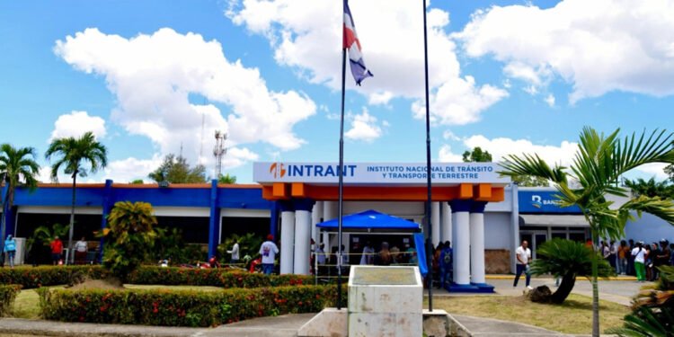 INTRANT aclara que no ha sido suspendido el proceso de licitación para la emisión de licencias de conducir