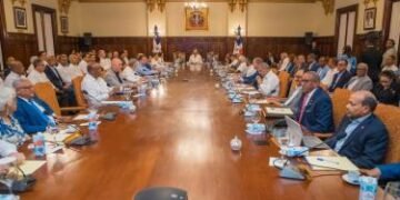 Luis Abinader apuesta por figuras externas al PRM para puestos claves
