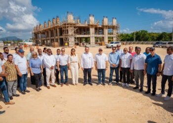 Paliza supervisa avances del nuevo Hospital Traumatológico de Sosúa