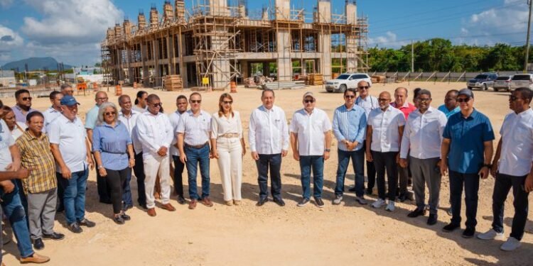 Paliza supervisa avances del nuevo Hospital Traumatológico de Sosúa