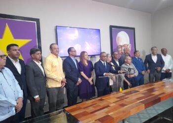 PLD dice que una persona dura una hora en el tapón; presenta 11 propuestas al caos vehicular