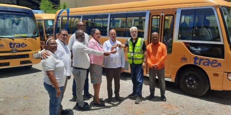 El Gobierno entrega en Azua una flotilla de 30 autobuses para el transporte escolar