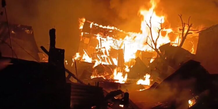 Incendio destruye siete viviendas en Constanza