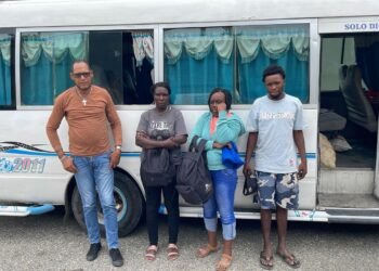 Detienen chofer de minibús transportaba a indocumentados y le ocupan pasaportes haitianos y otros documentos en SJM