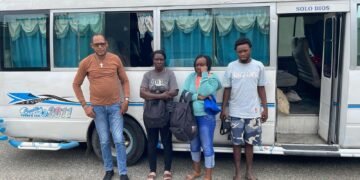 Detienen chofer de minibús transportaba a indocumentados y le ocupan pasaportes haitianos y otros documentos en SJM