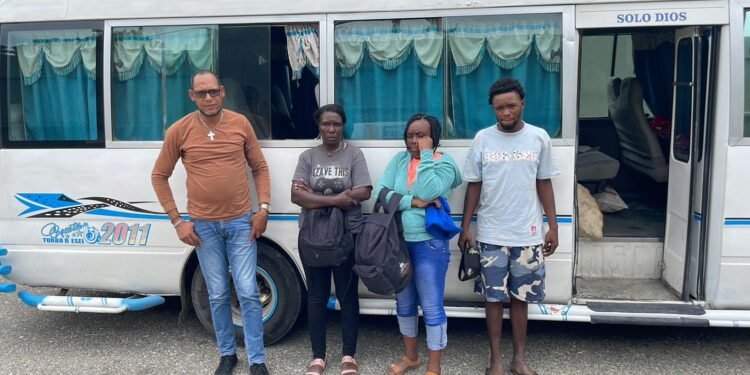 Detienen chofer de minibús transportaba a indocumentados y le ocupan pasaportes haitianos y otros documentos en SJM