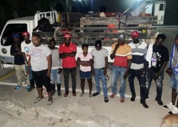 Ejército detiene camión con 11 haitianos indocumentados y una motocicleta en Duvergé