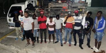 Ejército detiene camión con 11 haitianos indocumentados y una motocicleta en Duvergé