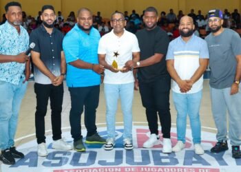 Asociación de Jugadores de Baloncesto de Yamasá reconoce a Víctor Pichardo por su apoyo al deporte