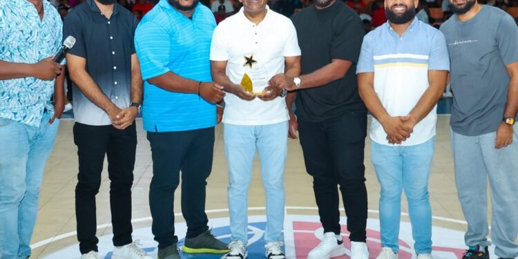 Asociación de Jugadores de Baloncesto de Yamasá reconoce a Víctor Pichardo por su apoyo al deporte
