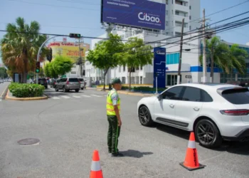Conductores acatan restricciones de giro a la izquierda en Abraham Lincoln