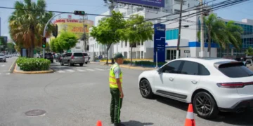 Conductores acatan restricciones de giro a la izquierda en Abraham Lincoln