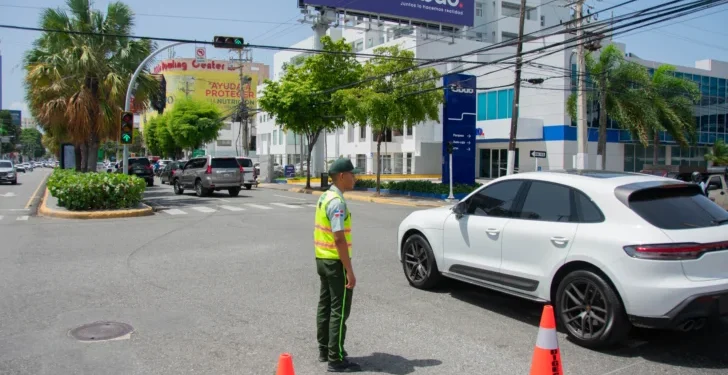 Conductores acatan restricciones de giro a la izquierda en Abraham Lincoln