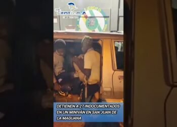 Detienen a 27 indocumentados en un miniván en San Juan de la Maguana