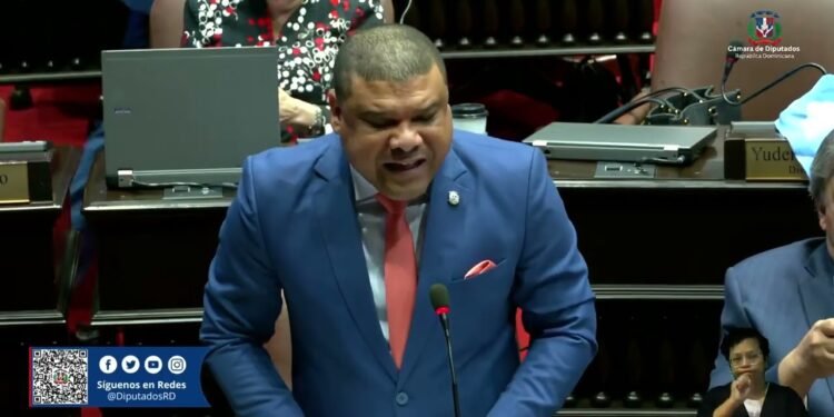 Diputado Ramón Raposo somete proyecto para eliminar artículos del Código Penal que penalizan críticas a funcionarios