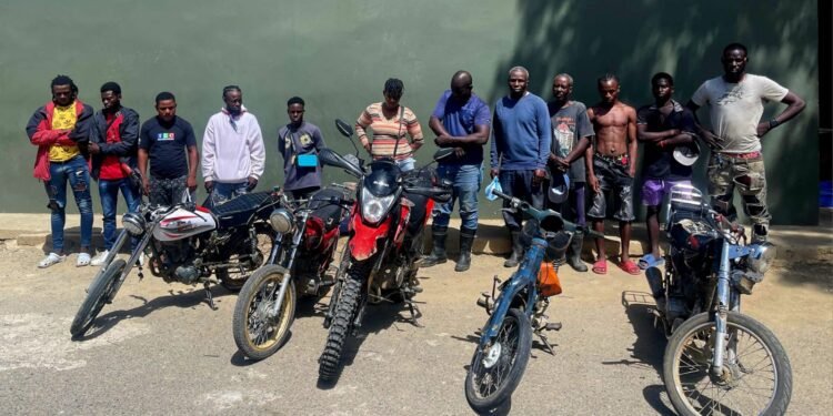 ¡El pan nuestro de cada día!: Ejército detiene a 21 haitianos indocumentados en Montecristi