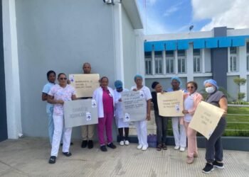 Enfermeras realizan paro laboral en demanda de mejores condiciones