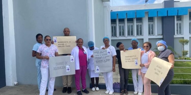 Enfermeras realizan paro laboral en demanda de mejores condiciones