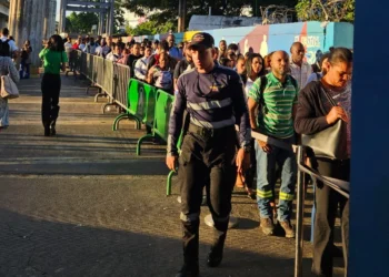 Filas persisten en la Mamá Tingó pese a incorporación de trenes de seis vagones