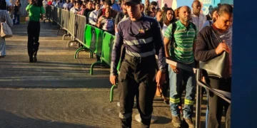 Filas persisten en la Mamá Tingó pese a incorporación de trenes de seis vagones