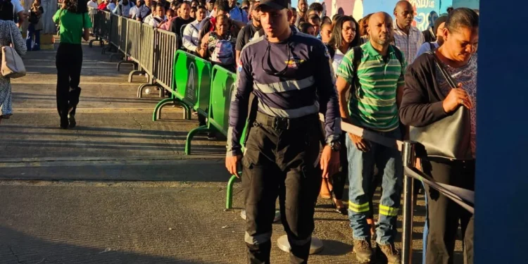 Filas persisten en la Mamá Tingó pese a incorporación de trenes de seis vagones
