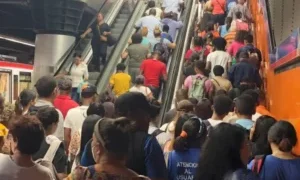 Fuerte aglomeración en el transfer del Metro, se produjo por avería en la Línea 2, según la Opret