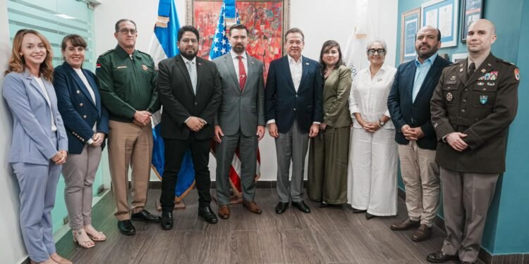 Ministro Ito Bisonó recibe delegación de Defensa de EE. UU. para intercambiar perspectivas en materia de comercio
