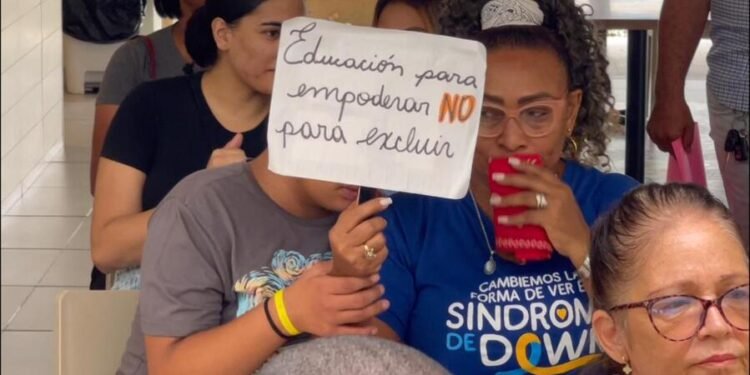 Niños con síndrome de Down no iniciarán clases por abandono institucional: “sin agua, luz, ni comida”