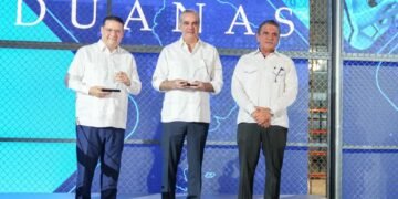 Presidente Abinader y Eduardo Sanz Lovatón inauguran en el AILA nueva terminal courier para manejo de mercancía comprada por internet