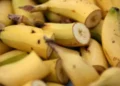 Presunto ladrón forzado a comerse un racimo de platanos
