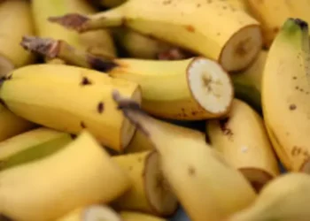 Presunto ladrón forzado a comerse un racimo de platanos