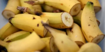 Presunto ladrón forzado a comerse un racimo de platanos