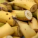 Presunto ladrón forzado a comerse un racimo de platanos