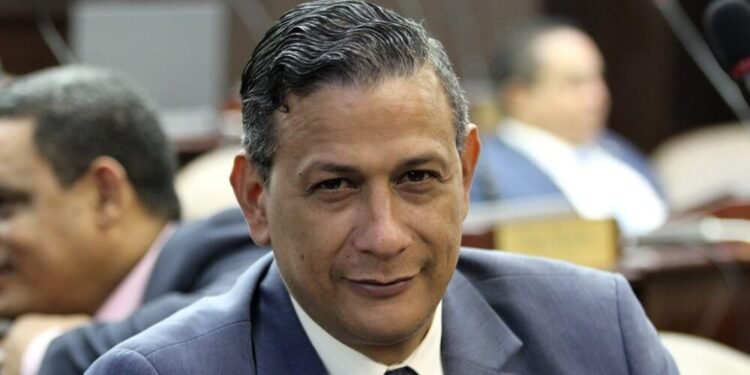Un diputado del PRM llama político “sanguijuela” al senador Antonio Marte