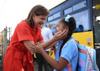 Vicepresidenta Raquel Peña abre el año escolar en Santiago y anuncia nuevas rutas del transporte estudiantil