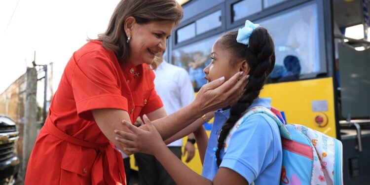 Vicepresidenta Raquel Peña abre el año escolar en Santiago y anuncia nuevas rutas del transporte estudiantil