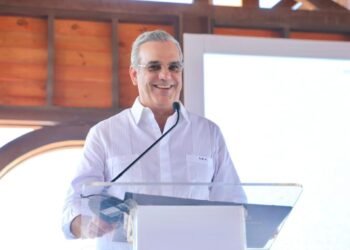 Presidente Abinader: «Hay muchos que están en política, yo estoy en trabajo»