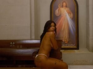 Rapera dominicana Tokischa arma lío en basílica de España