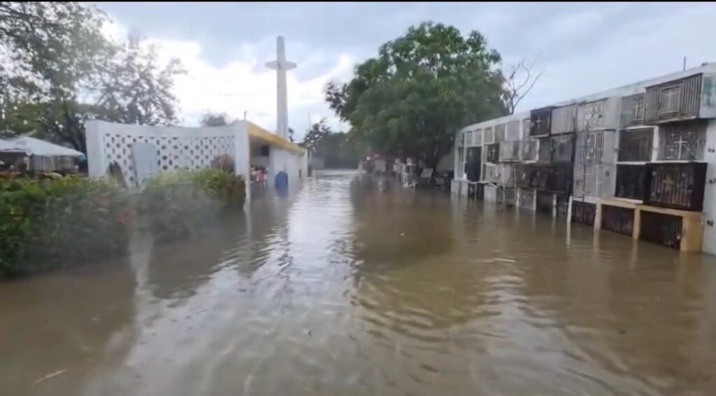 Lluvias colapsan Santiago: calles se convierten en ríos y cementerio queda bajo agua