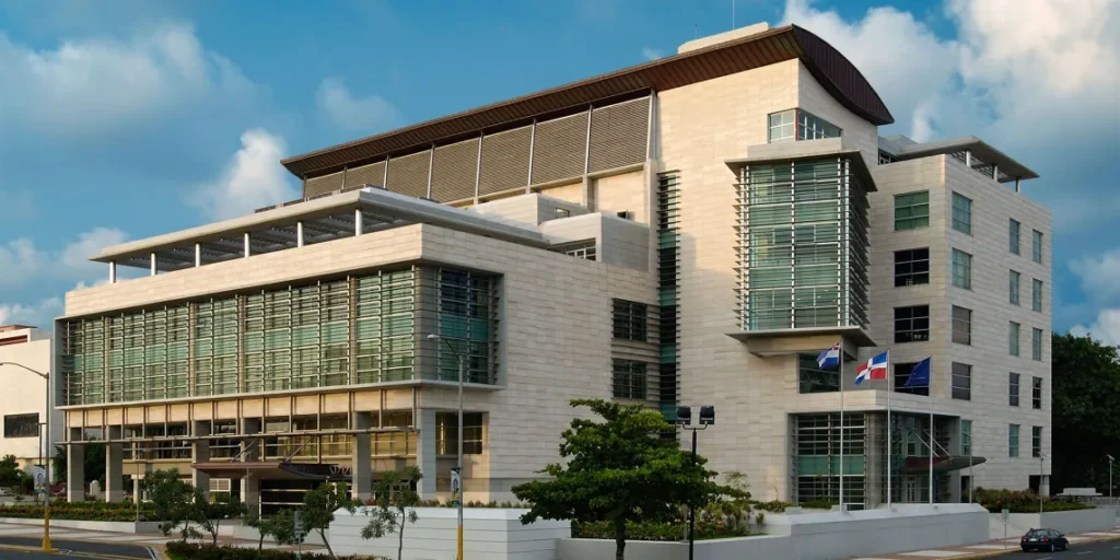 Tribunal impone medidas de coerción a docente por abuso sexual en el DN