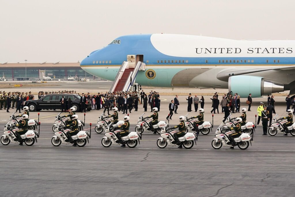Trump llega a China para su segunda visita desde el 2017