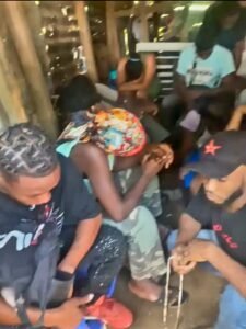 Dajabón, R.D. – El Ejército de República Dominicana (ERD) localizó y desmanteló un punto utilizado para ocultar migrantes indocumentados en la zona de Los Miches, provincia Dajabón.