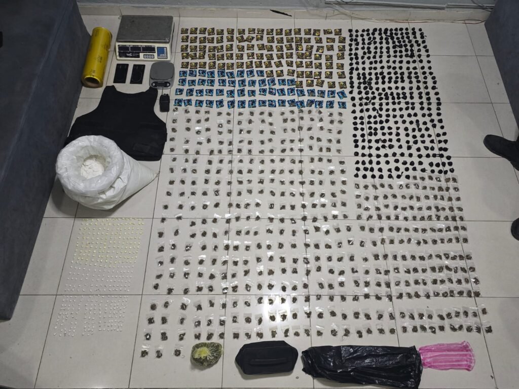 Policía Nacional y Ministerio Público ocupan más de 10 mil gramos de cocaína y cientos de porciones de drogas durante intervención en punto de venta en SDE