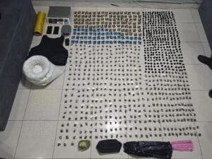 Policía Nacional y Ministerio Público ocupan más de 10 mil gramos de cocaína y cientos de porciones de drogas durante intervención en punto de venta en SDE