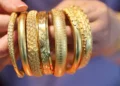 El oro toca nuevos máximos, cerca de los 4.400 dólares